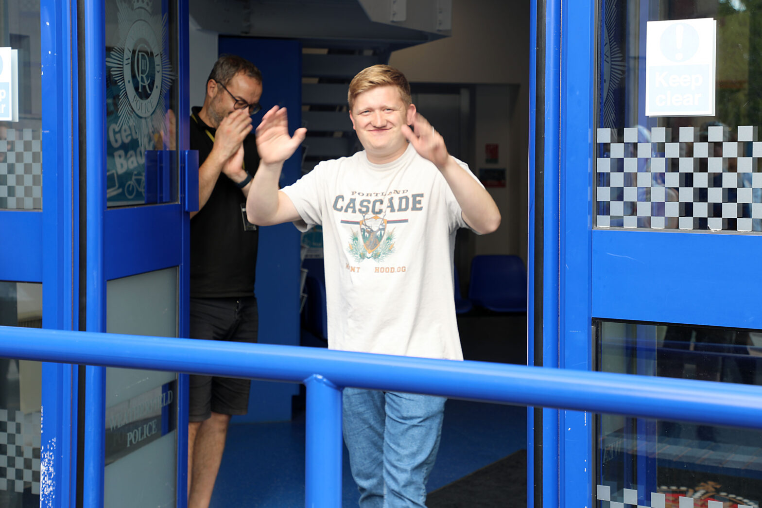 "IT'S CHESNEY!" The crowd applauses Sam Aston, who plays Chesney, surprise entrance at the Coronation Street tour.